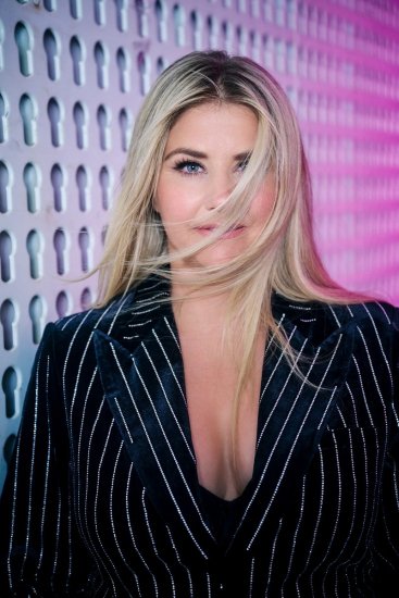 Ulla Popken 855499 Žameten suknjič s kamenčki Črna - Blazer - Blazerji v velikih velikostih za ženske