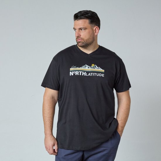 North Latitude Mountain T-Shirt V-Neck Črna - Kratke Majice - Moške kratke majice za močnejše postave