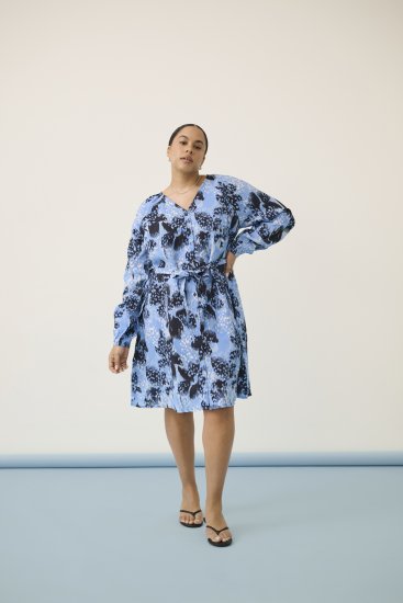 Kaffe Curve Aliana Dress Blue Flower Animal - Midi obleke - 