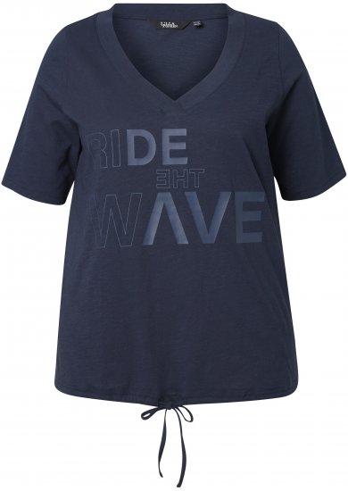 Ulla Popken Ride The Wave Short Sleeve V-Neck Graphic Tee Navy Blue - Natisnjene majice za ženske - 